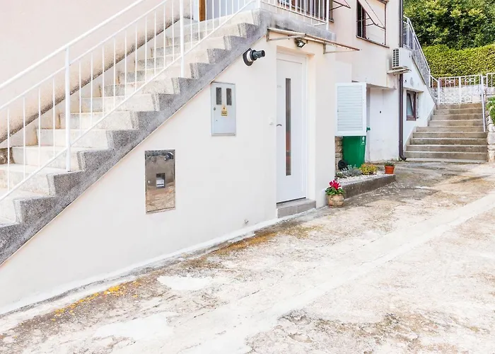 Katarina 아파트 풀라